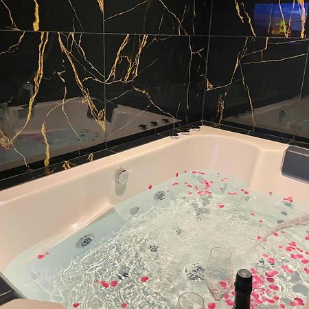 Sejour Detente A Saint-Omer - Jacuzzi Prive, Terrasse, Centre-Ville Et Parking Gratuit Exterior photo