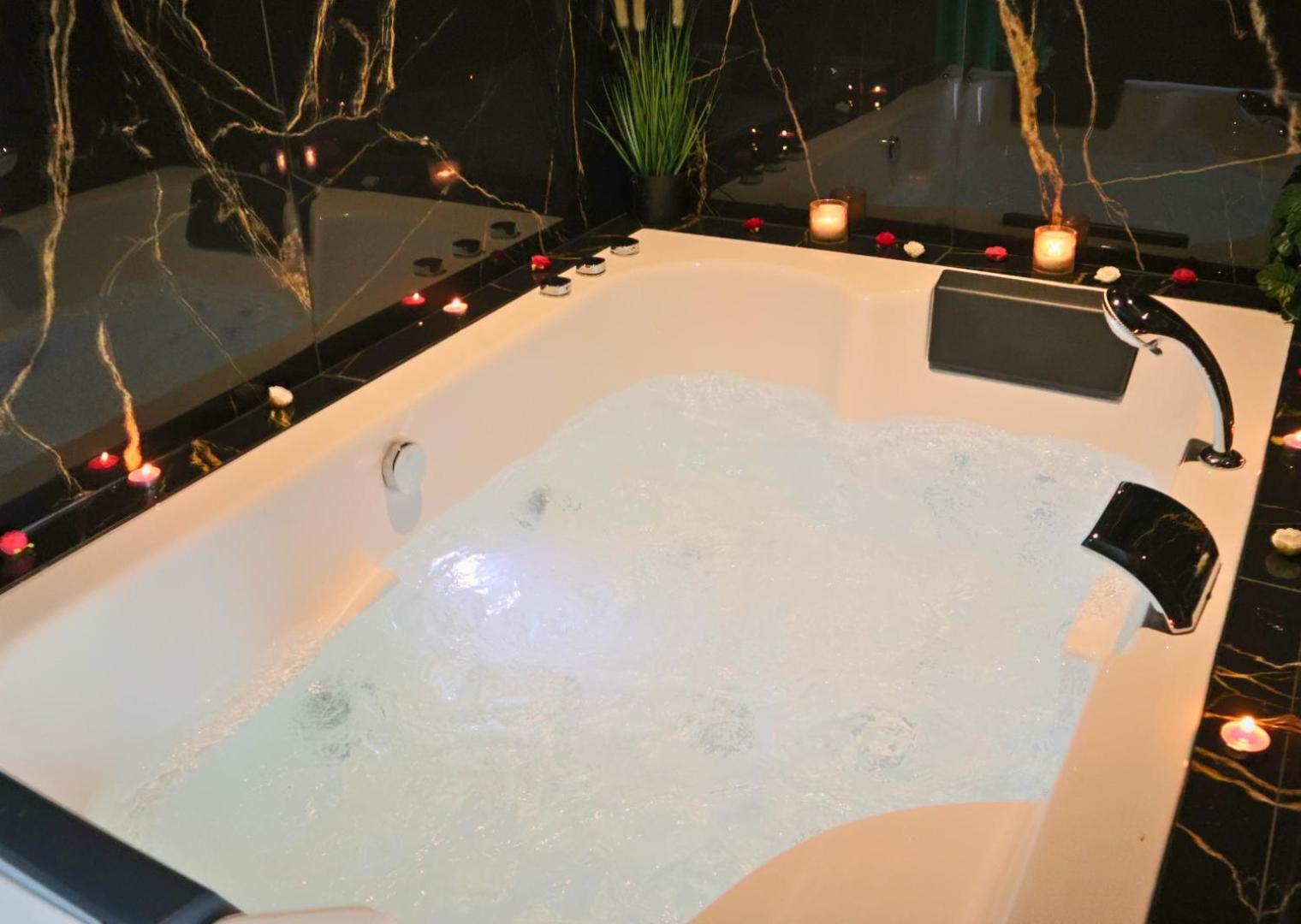 Sejour Detente A Saint-Omer - Jacuzzi Prive, Terrasse, Centre-Ville Et Parking Gratuit Exterior photo